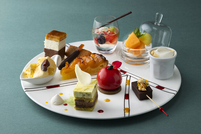 【東京ステーションホテルは110周年を迎えます！】フランスの伝統的な銘菓を一皿で味わえる甘美なひととき ブラン ルージュ 〈ル・グランデセール〉