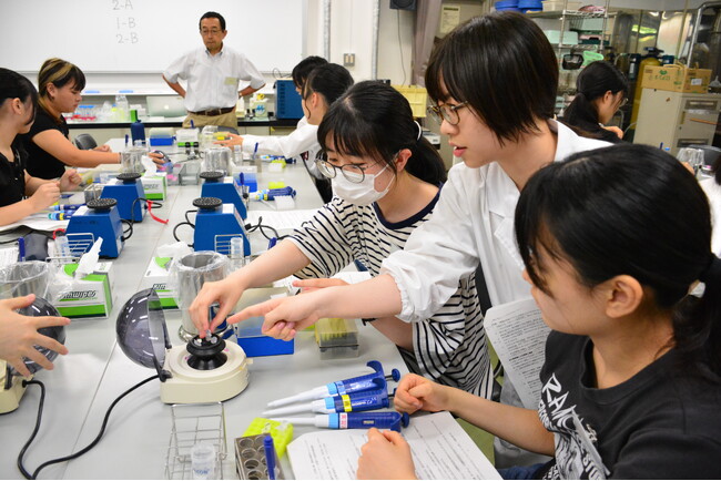科学の扉を開く夏を女子高校生に提供 日本女子大学が「理学部サマースクール2025」を開催
