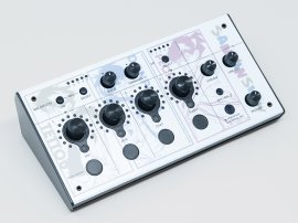 三人称オリジナル・デザインのフェイスプレートを装着した「BRIDGE CAST」 三人称オリジナル・デザインのフェイスプレートを装着した「BRIDGE CAST」