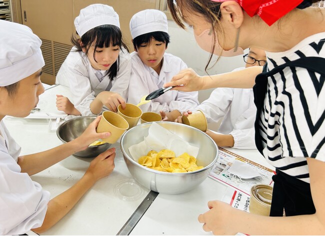 「カルビーポテトチップス」は今年で発売50周年 カルビーグループ初！袋で育てるじゃがいもの土を使った食農教育プログラム『ポテトバッグ食育(仮称)』