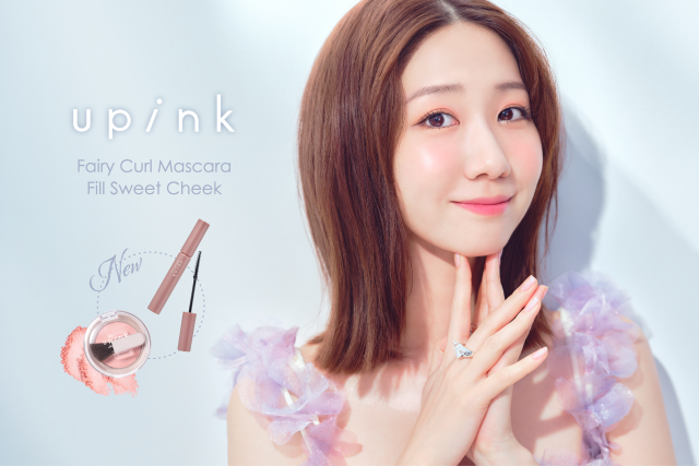 柏木由紀プロデュースコスメブランド「upink」アイドル級カールマスカラのロングタイプと、“アプリコット×青ラメ”で夏色ほっぺを叶える新色チークが限定登場！