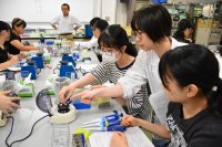 科学の扉を開く夏を女子高校生に提供 日本女子大学が「理学部サマースクール2025」を開催－理学部を持つ唯一の私立女子大学として充実した6講座を用意－