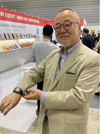 ビジネスコンサルタント・飯島栄三氏、「信長デイトナ」装着体験をPHOTO NEXT 2025にて実施