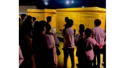 展示に “触れる”ガイドツアー、古代エジプトの香り体験など、体感コンテンツがさらに充実～累計来場者が5万人を突破～