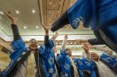 優勝に沸く社員 優勝に沸く社員