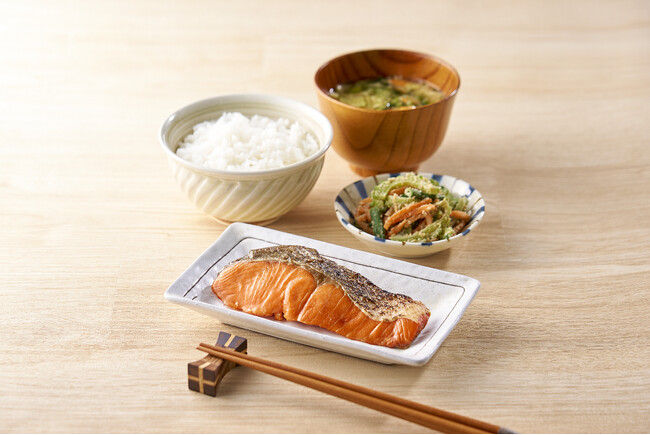 独自の「炭火焼」設備で皮は香ばしく、中身はふっくらジューシーに焼き上げた「セブンプレミアム ゴールド 金の紅鮭の塩焼」が新発売