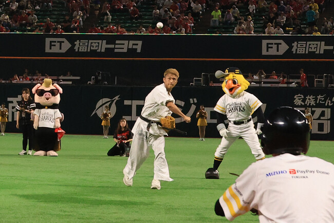 K-1選手・K-Jee、朝久裕貴、石井一成が「福岡ソフトバンクホークス」セレモニアルピッチに登場！7.13「K-1 DONTAKU」福岡大会PRに向け豪快なピッチングで会場沸く