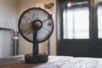 レトロなデザインながら現代的な機能を搭載した卓上コードレスファン「RETRO DESKTOP FAN」を発売！