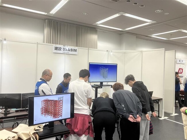 福岡　麻生建築＆デザイン専門学校が「未来展望フォーラム」で建築業の未来を担う人材に向けた資格取得ブースを出展