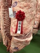 優秀賞の記章を付けた出品牛