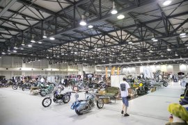 多くのバイクが並びます