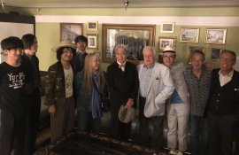 細野晴臣LA公演の楽屋(2019)~左から3人目が高田漣、6人目が細野晴臣、7人目がヴァン・ダイク・パークス 細野晴臣LA公演の楽屋(2019)~左から3人目が高田漣、6人目が細野晴臣、7人目がヴァン・ダイク・パークス