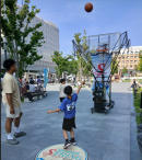 シューティングマシンで遊ぶ子ども シューティングマシンで遊ぶ子ども