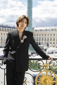 神宮寺勇太がパリ・オートクチュールに登場！ミキモトの新作ハイジュエリーを華麗に纏い、大きなバラが胸元に輝くジャケットスタイルを披露。風に舞うバラの花びらがモチーフの新作ハイジュエリーコレクション「Les Petales」発表