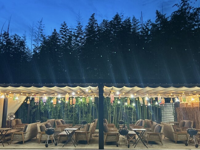 【愛知・瀬戸】BBQサイトが夏仕様にリニューアル！風鈴・提灯・冷感演出で快適空間、さらにナイトBBQは花火もプレゼント♪最大60名収容で貸し切りや団体利用も歓迎♪ウッドデザインパーク瀬戸