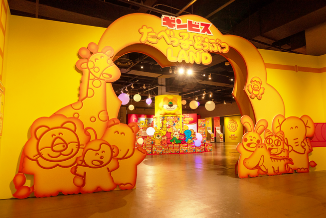 【速報】『たべっ子どうぶつLAND』初日から大盛況で大行列！新テーマ「ビスケットファクトリー」にちなんだビスケットに埋もれる夢のフォトスポットや、史上最長35cm「きりんさんのロングパフェ」に大注目！