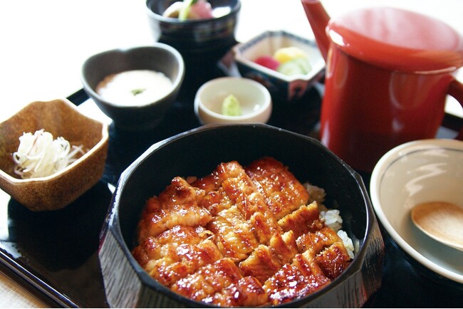 【明治記念館】“暑い夏を乗り切るのにぴったりな鰻のメニューをご用意！”　日本食レストラン「羽衣」の職人が一尾ずつ丁寧に捌いた国産鰻の逸品を店内やテイクアウトでお愉しみ頂けます