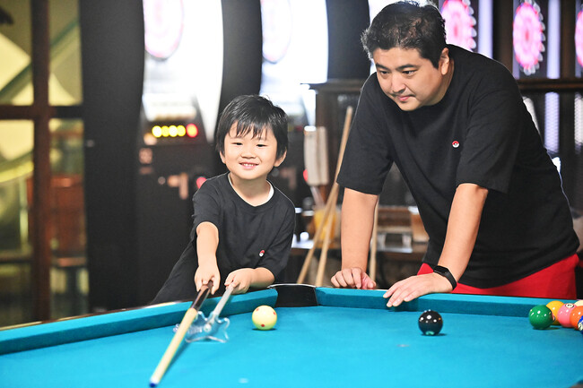 親子で楽しむ夏のビリヤード体験!7/19(土)からバグースで『キッズビリヤードキャンペーン』開催