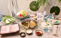 【しゃぶしゃぶ温野菜 イベントレポート】
北海道産の「真ふぐ」を使った『夏ふぐ しゃぶしゃぶ 』/極みとろろで楽しむ『夏野菜と厳選五種の旨みだし 山形恵み豚しゃぶ』