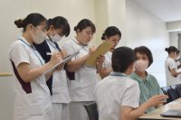 【京都橘大学】「人によりそう看護」を実践する看護師を目指して。シニアミュージカル 発起塾の劇団員と連携した現場演習を実施