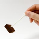 アルロース専門店_ゼロ生チョコレート(手でチョコを持っている画像) アルロース専門店_ゼロ生チョコレート(手でチョコを持っている画像)