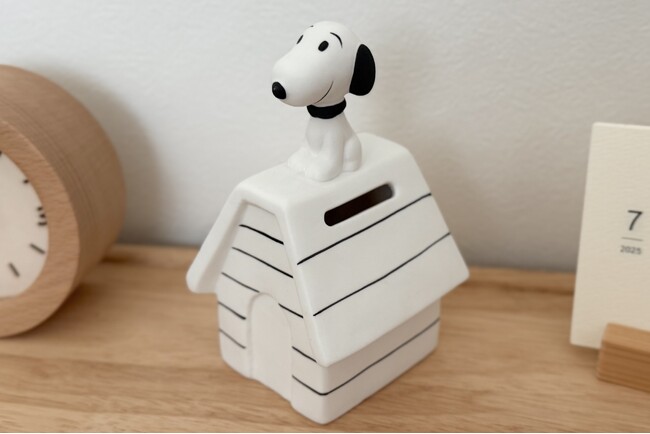 PEANUTS Cafe｜インテリアとしてもおすすめ、スヌーピーのドッグハウス貯金箱が登場！