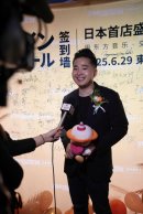 スターカラオケ渋谷店のテープカットに参加した主なメンバー:スターカラオケ創業者・翁培民氏、印力集団董事長・丁力業氏、全聯不動産聯合会会長・王永平氏、贏商股イ分総裁・周艶斌氏、龍柏基金董事長・蒋躍敏氏、本誌編集長・蒋豊、日本中華總商会常務理事/ACEHIGH創業者兼CEO・佐々木健一氏 スターカラオケ渋谷店のテープカットに参加した主なメンバー:スターカラオケ創業者・翁培民氏、印力集団董事長・丁力業氏、全聯不動産聯合会会長・王永平氏、贏商股イ分総裁・周艶斌氏、龍柏基金董事長・蒋躍敏氏、本誌編集長・蒋豊、日本中華總商会常務理事/ACEHIGH創業者兼CEO・佐々木健一氏