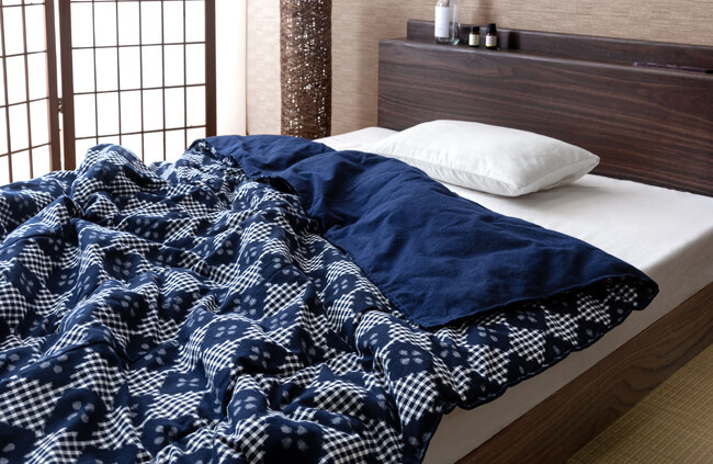 太宰治も愛した「久留米絣」で涼やかに！タンスのゲンの“地域特産リデザイン”第5弾、歴史ある綿織物を用いたサマーケットを発売開始