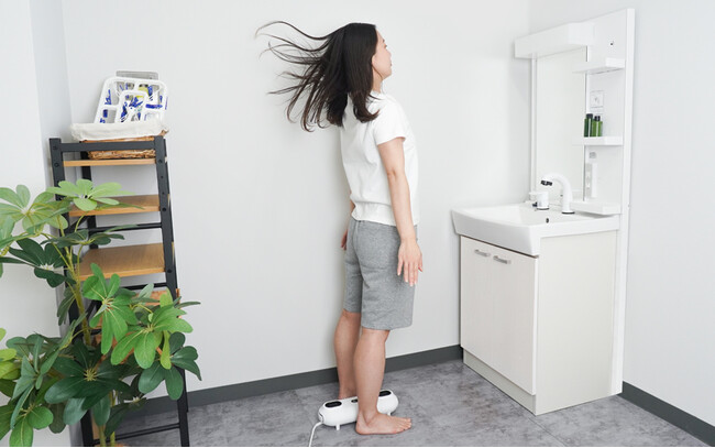 またがると自動で身体の前も後ろも爽快な風が吹く、新発想のスペパ扇風機『またがる扇風機「またせん」』を発売