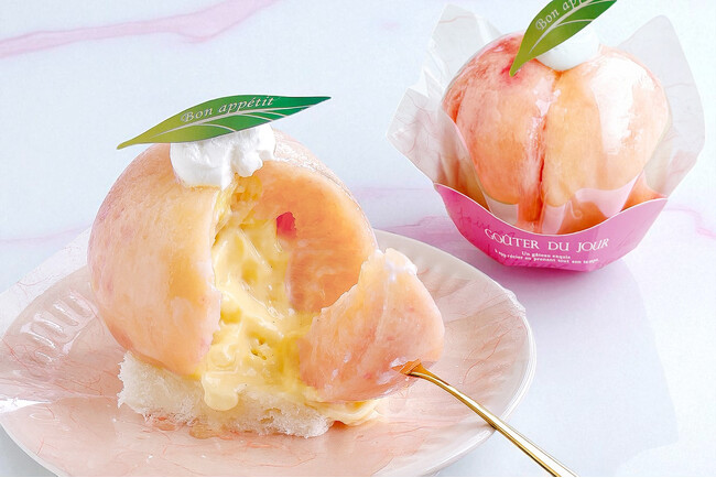【桃スイーツの女王、ついに降臨】毎年完売「まるごと桃」、完熟大玉に絶品カスタードをぎっしり詰めて今年も登場！