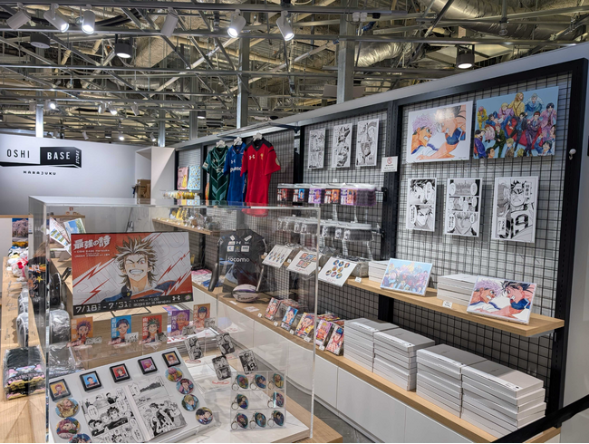 BookLiveの「推し活」拠点「OSHI BASE Harajuku」にて、「少年ジャンプ＋」の人気マンガ『最強の詩』の企画展が本日より開催