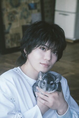 格好良くて可愛くて・・・もふもふ!?︎佐藤祐吾、初の写真集で“役を脱いで”本当の自分を解放