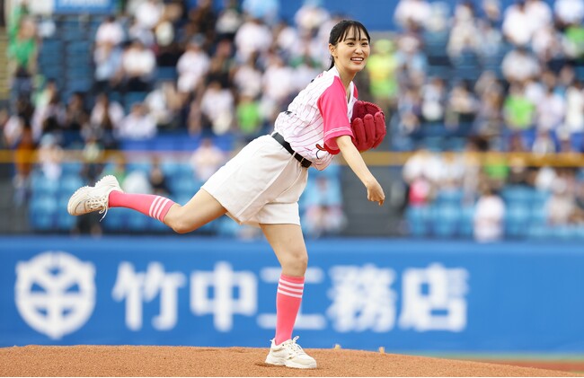 カンテレ×FODドラマ『ロンダリング』出演の菅井友香さんが100球以上投げこみの成果！華麗なフォームでファーストピッチ！FOD冠試合「応燕はFODで！ナイター」イベントレポート
