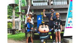 野原一家と一緒に「○○一家ファイヤー!」 超お得!『クレヨンしんちゃんアドベンチャーパーク ファミリーセット券』 2025年7月19日(土)10時より販売開始 野原一家と一緒に「○○一家ファイヤー!」 超お得!『クレヨンしんちゃんアドベンチャーパーク ファミリーセット券』 2025年7月19日(土)10時より販売開始