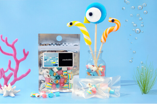ソーダフレーバーと一緒に食べると〇〇ソーダ味に？！水族館のアイドルたちがモチーフのキャンディやロリポップ　全2種PAPABUBBLEの水族館シリーズ　7月24日より発売