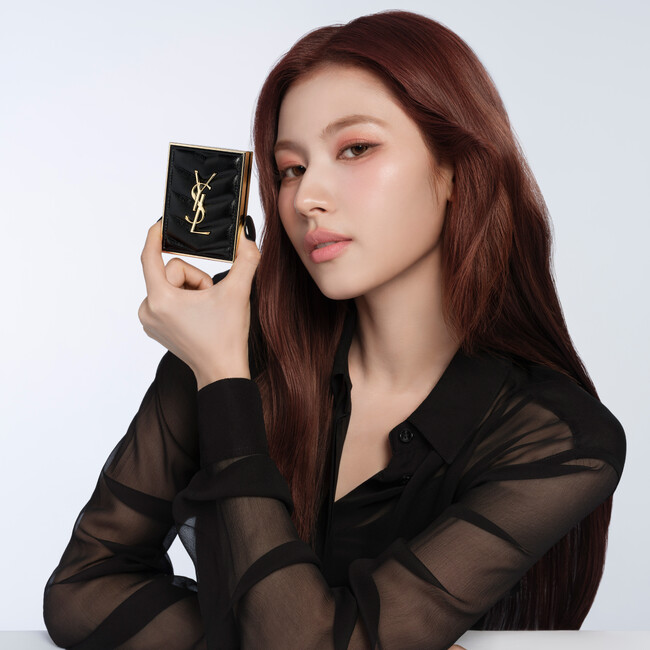 TWICE SANAが、YSLアイコンアイシャドウ「クチュール ミニ クラッチ」の新色を纏った最新LOOKを公開。力強くも洗練された、煌めくまなざしで魅了。