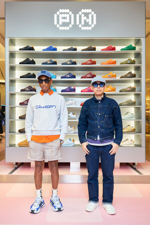【ルイ・ヴィトン】ファレル・ウィリアムスとNIGO(R)がルイ・ヴィトン 渋谷メンズ店を訪問