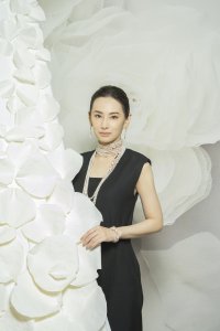 北川景子、ミキモトのジュエリーを纏ってパリ・ヴァンドーム広場へ　ミキモトパリ店を初訪問、スペシャルムービー公開