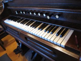 歌人バチラー八重子が愛用したオルガン