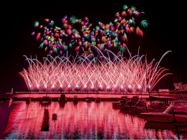 【夜空と海に咲く大輪の華】8月の熱海海上花火大会は計4回！5日（火）・8日（金）・18日（月）・25日（月）開催！特等席確約の送迎付きプランの販売中。夏の繁忙期は人気なので、ご予約はお早めに！