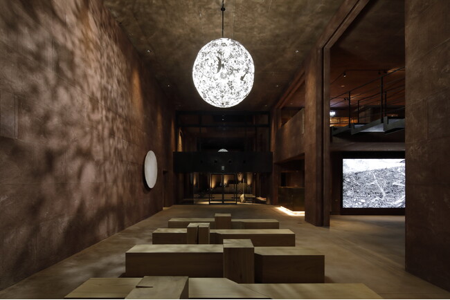 ”泊まれる美術館”を歩く。夕暮れのアートツアー×フェア観覧の贅沢体験