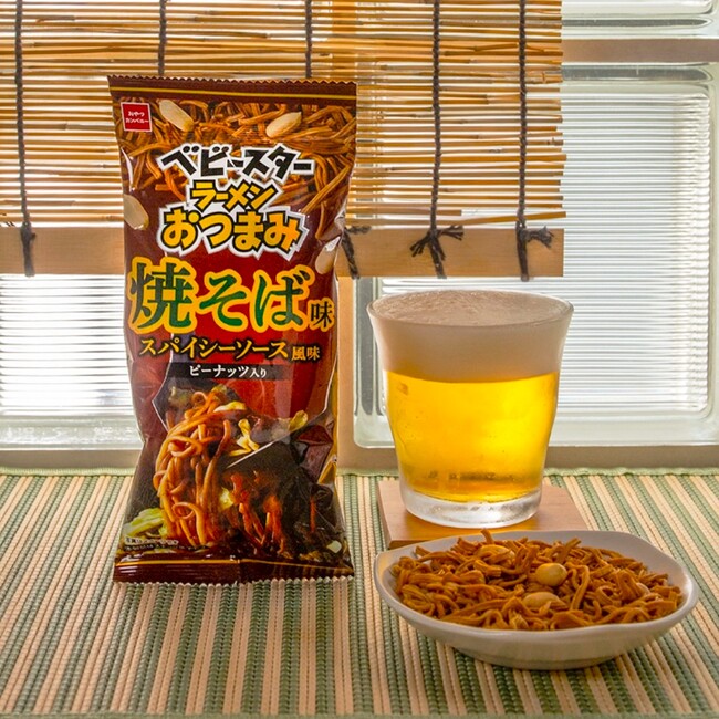 暑すぎる夏は家飲み！スパイシーな焼そば味とピーナッツの「ベビースターラーメンおつまみ」で至福の晩酌時間