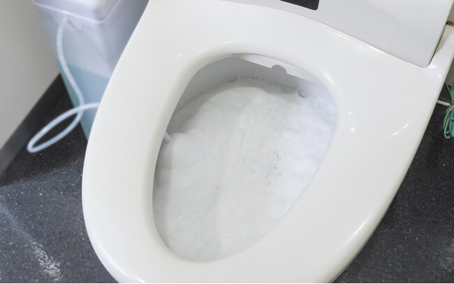 トイレ掃除に革命を。後付けできるトイレ泡生成マシンで尿の飛び散り予防『後付けトイレバブルクッション「あわらくBIG」』を発売