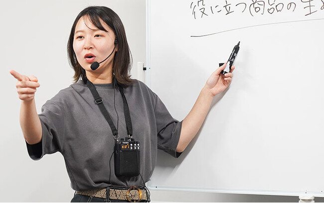 イベントやセミナー・講義などで活躍する、ハンズフリーで使える拡声器『その場で録音再生できる多機能ポータブル拡声器』を発売