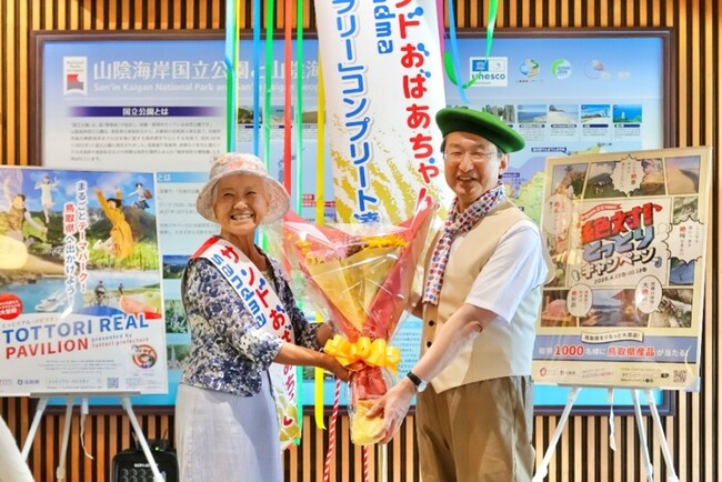 開始から3週間で約8,200人が参加！関西・大阪万博で人気の参加型コンテンツ砂を通じた出展地域間連合「サンド・アライアンス」加盟館を巡るスタンプラリー「砂ンプラリー」を“万博おばあちゃん”が制覇