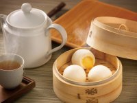 香港点心専門店「添好運（ティム・ホー・ワン）」期間限定スペシャルメニュー「塩卵入りカスタード饅頭」