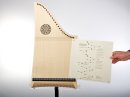 専用楽譜を弦と表板の間に差し込みます