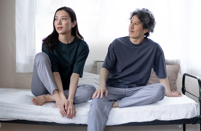 【新商品】寝る時Tシャツ派必見！『”寝るため”のTシャツパジャマセット』が誕生。「なめらか×ふんわり」が全身を包む、大人のスマートな日常着がパジャマ屋IZUMMより登場。＜株式会社フレックス＞