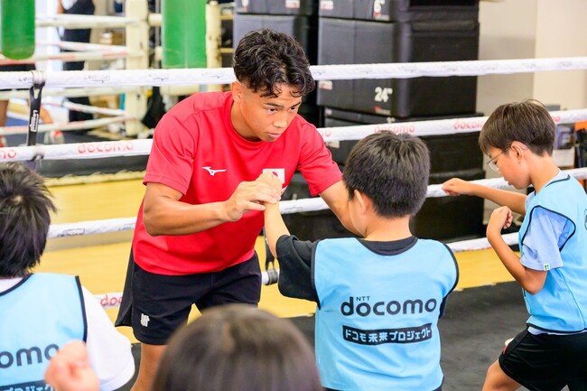 ＜子どもたちがプロのセカイを体験し、大切な学びや夢をみつけることができるプロジェクト＞大橋ボクシングジム所属の武居由樹選手、平岡アンディ選手が「ドコモ未来フィールド」で子どもたちにボクシング指導！