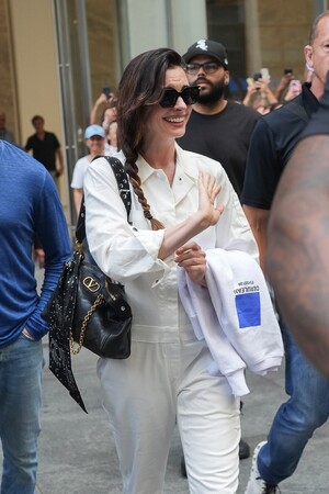 アン・ハサウェイが、ヴァレンティノ ガラヴァーニの新作バッグ 'パンテア' と、アイコンバッグ ’ネルコート’ を着用